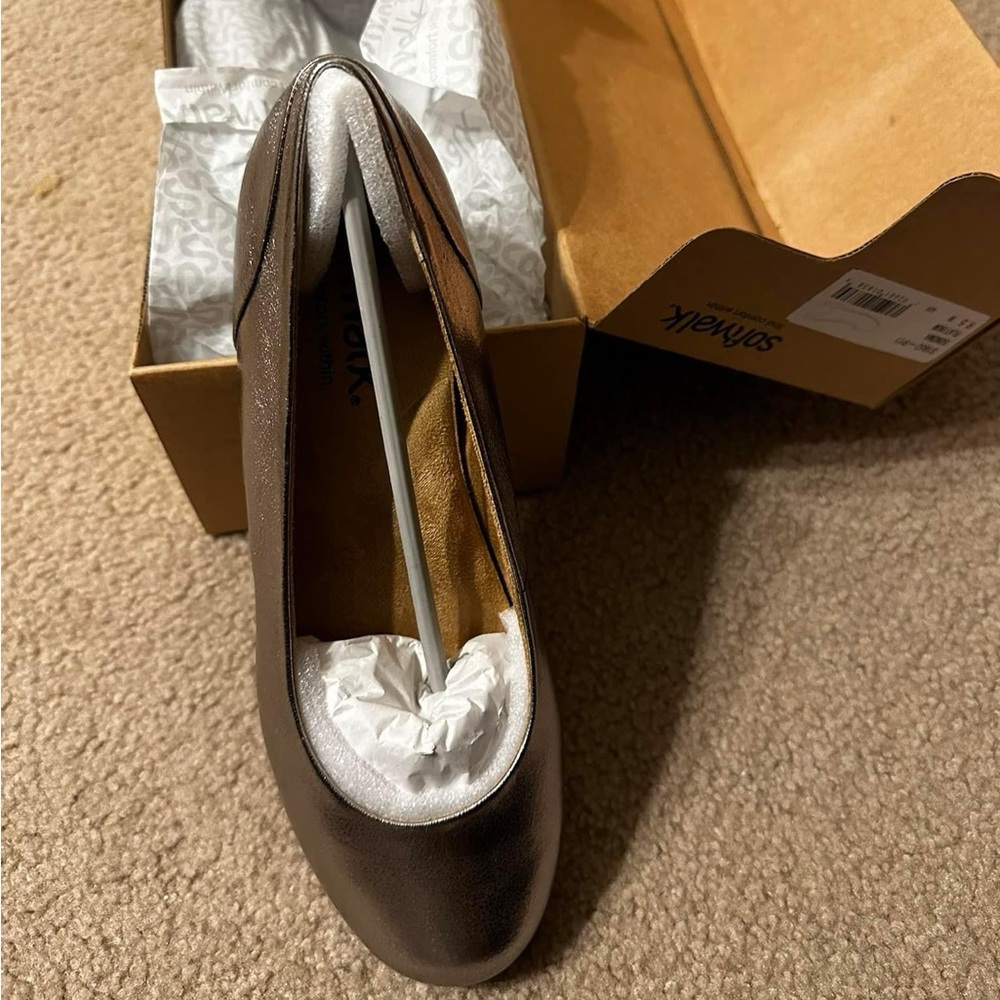 Softwalk, Sonoma style, Platinum shade, 9.5 wide. Never worn, new in box.